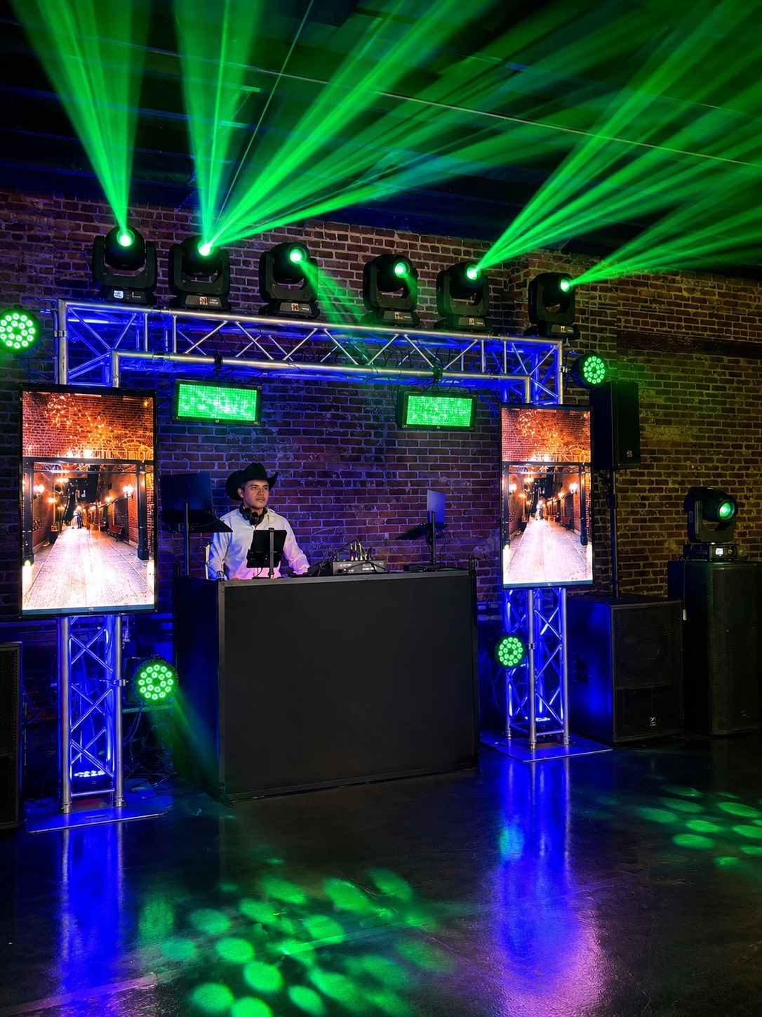 DJ Ritmos Lexington con cabina, torres y luces en tonos verdes