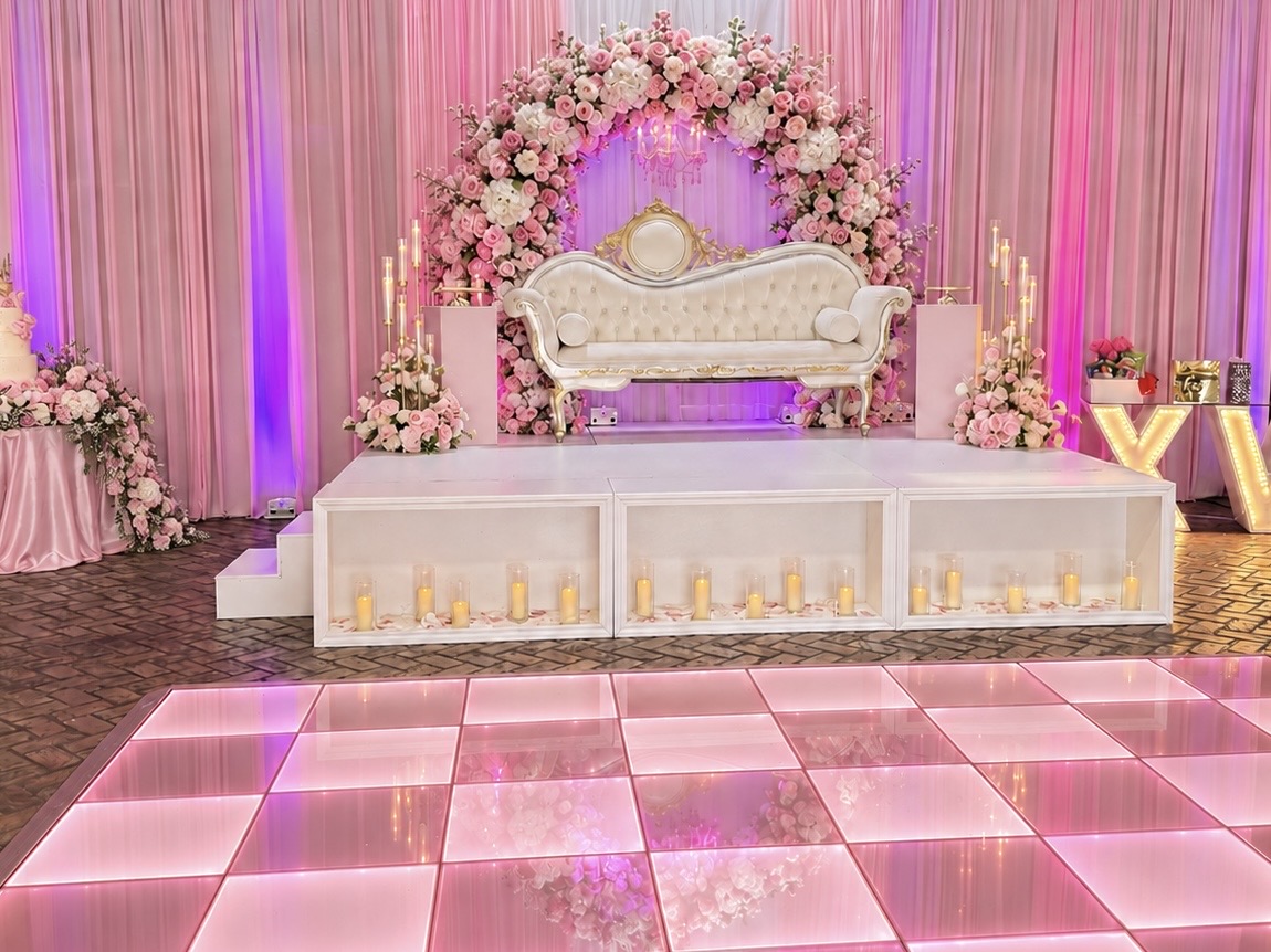 Escenario rosado con flores para quinceañera
